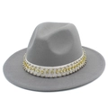 Détail d'un chapeau fedora gris en laine avec ruban de perles et strass sur fond blanc - Gris