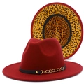 Détail d'un chapeau jazz bordeaux avec chaîne en métal et doublure léopard - Bordeaux