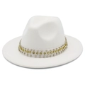 Détail d'un chapeau en laine blanche avec rivets argentés et strass en cristal jaune - Blanc