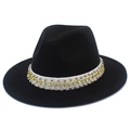 Détail d'un chapeau en laine noir avec ruban blanc orné de strass dorés et clous argentés - Noir