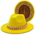 Détail d'un chapeau fedora jaune en laine avec chaîne dorée et doublure léopard - Jaune