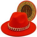 Détail d'un chapeau fedora orange en laine avec chaîne dorée et doublure léopard chic - Rouge