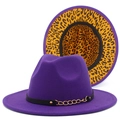 Vue détaillée du chapeau fedora violet avec doublure léopard et chaîne dorée élégante - Violet