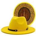 Détail d'un chapeau fedora jaune avec intérieur léopard et bande décorative chaîne - Jaune