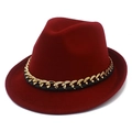 Detail eines Wollfilzhutes mit Goldkette und schwarz geflochtenem Lederband-Dekor - Burgunderrot
