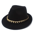 Detail eines schwarzen Fedora-Wollhuts mit einem dicken goldfarbenen Metallkettenband - Schwarz