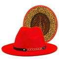 Détail du chapeau fedora rouge avec chaîne dorée et intérieur à motif léopard - Rouge