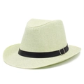 Détail d'un chapeau en paille avec bande en cuir noir et boucle argentée polie - Blanc Cassé