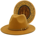 Detail eines kamelfarbenen Fedora-Hutes mit Leopardenmuster-Krempe und Lederband mit Schnalle - Khaki