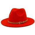 Detail eines roten Fedora-Hutes aus Wollfilz mit braunem Lederband und goldener Schnalle - Rot