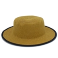 Dettaglio del cappello di paglia a testa piatta con trama fitta e bordo nero a contrasto - Marrone