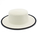 Dettaglio del cappello di paglia bianco intrecciato con bordo nero a contrasto e trama fine - Bianco