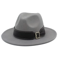 Detalle de sombrero fedora gris oscuro con banda de cuero negro y hebilla dorada - Gris