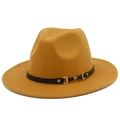Detalle del sombrero fedora de fieltro amarillo mostaza con banda de cuero negro y hebilla de metal - Talla única / Caqui