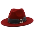Detalle de sombrero fedora de lana granate con banda de cuero sintético negro y hebilla dorada - Burdeos