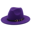 Detalle de sombrero fedora morado oscuro con banda de cuero negro y hebilla de metal dorado - Talla única / Morado