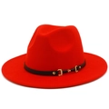 Detalle de sombrero fedora rojo con banda de cuero negro y hebilla de metal dorado - Talla única / Rojo