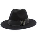 Detalle de sombrero de fieltro con banda de cuero negro, hebilla metálica y costuras blancas - Negro