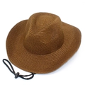 Détail d'un chapeau de cowboy en paille marron foncé avec jugulaire noire et boucle réglable - Taille unique / Café