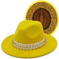 Detailaufnahme des gelben Fedora-Hutes mit Glitzerband und modischem Leopardenfutter - Gelb