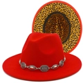 Détail du chapeau fedora rouge avec chaîne argentée et doublure motif léopard - Rouge
