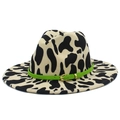 Klassieke fedora hoed met koeienprint, brede rand en groen decoratief lint met gesp - Beige