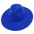 Vue détaillée d'un chapeau fedora bleu roi à large bord avec texture en feutre de laine - Bleu royal