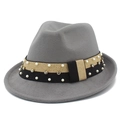 Détail d'un chapeau fedora gris à larges bords avec bande élégante en perles et strass - Gris