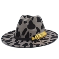 Filz-Jazzhut im britischen Stil mit grauem Kuhmuster und goldenem Feder-Accessoire - Einheitsgröße / Grau