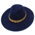Détail du chapeau Fedora bleu marine à bord large avec grosse chaîne dorée cubaine - Bleu marine