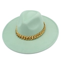Chapeau fedora vert menthe à large bord avec chaîne dorée élégante sur fond blanc - Vert menthe