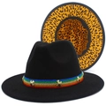 Vue détaillée du chapeau en feutre noir avec bord léopard et ruban arc-en-ciel à croix - Noir