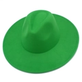 Détail d'un chapeau fedora vert à large bord avec couronne classique et bord surpiqué - Vert Herbe