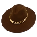 Détail d'un chapeau fedora marron foncé avec une chaîne dorée audacieuse et texture en feutre - Café