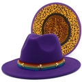 Détail d'un chapeau fedora violet avec ruban arc-en-ciel et boucle en croix vintage - Violet