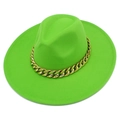 Vue détaillée d'un chapeau fedora vert néon à large bord avec chaîne en métal doré - Vert Fluorescent