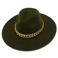 Détail d'un chapeau fedora vert forêt avec une épaisse chaîne gourmette dorée en métal - Vert Militaire