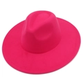 Vue détaillée du chapeau fedora en laine rose vif avec couronne dentelée et large bord - Rose rouge