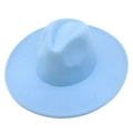 Détail du bord et de la texture du chapeau fedora en feutre de laine bleu ciel - Rose bonbon