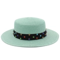 Détail d'un chapeau de paille vert menthe avec strass colorés sur le ruban noir décoratif - Vert menthe