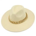Vue détaillée d'un chapeau fedora beige avec chaîne dorée et bord plat surpiqué - Beige