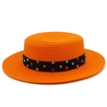 Détail d'un chapeau canotier orange en paille avec ruban noir et strass multicolores - Orange