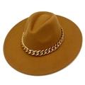 Vue de dessus d'un chapeau Fedora camel à large bord avec une grosse chaîne dorée - Marron