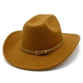 Détail d'un chapeau de cowboy en feutre de laine camel avec lanière en cuir et boucle - Marron