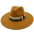 Dettaglio cappello fedora color cammello con nastro decorato di perle e strass lucidi - Marrone
