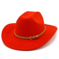 Détail d'un chapeau de cow-boy en feutre rouge vif avec bande en cuir et boucle dorée - Rouge