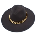 Détail d'un chapeau fedora en feutre noir avec une large chaîne en métal doré décorative - Gris foncé