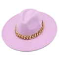 Détail d'un chapeau fedora rose avec chaîne dorée et large bord structuré - Mauve Clair