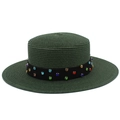 Détail du chapeau de paille vert foncé à dessus plat avec ruban de strass colorés - Vert clair