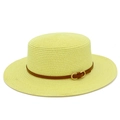 Détail du chapeau de paille d'été avec bande en cuir marron et boucle en métal doré - Taille unique / Jaune Néon